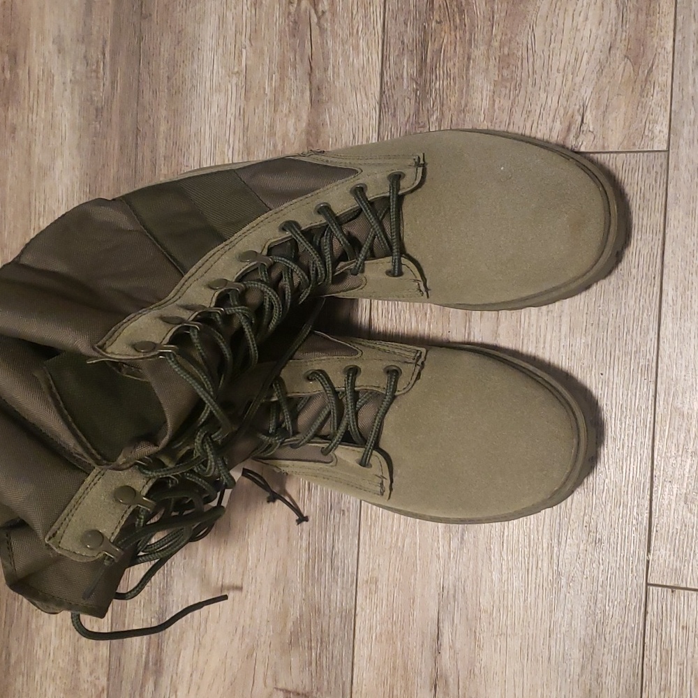 Mens olive green combat style boots Size 12..